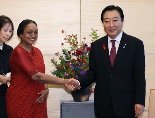 Photograph of Prime Minister Noda shaking hands with Speaker of Lok Sabha of India Meira Kumar