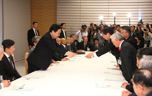 Photograph of the Prime Minister receiving a letter of request from Chairman of the Aizu Integrated Development Conference Shohei Muroi and others