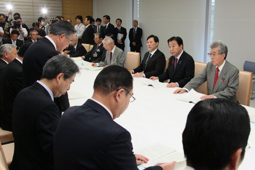 Photograph of the Prime Minister hearing a request from the Aizu Integrated Development Conference 1