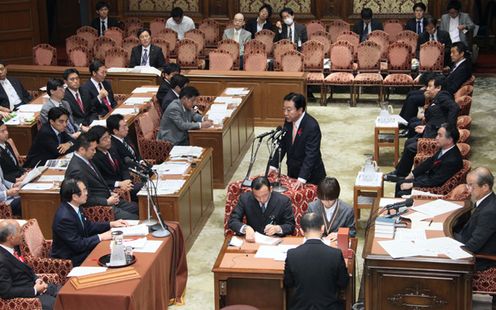 Photograph of the Prime Minister answering questions at the meeting of the House of Representatives Special Committee on Reconstruction from the Great East Japan Earthquake 3