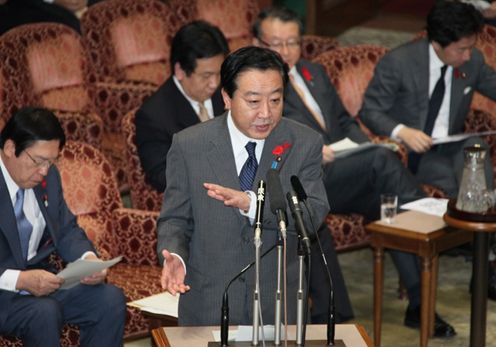 Photograph of the Prime Minister answering questions at the meeting of the House of Councillors Special Committee on Reconstruction from the Great East Japan Earthquake 3