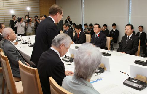 Photograph of the Prime Minister listening to the address of Mr. Shigeo Iizuka, the representative of family members of abductees