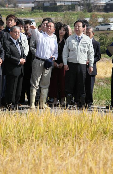 Photograph of the Prime Minister observing a production area for premium brand rice 2
