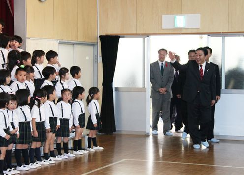 Photograph of the Prime Minister visiting a room where children practice singing