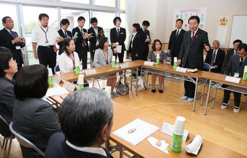Photograph of the Prime Minister exchanging views with staff members and facility users 1