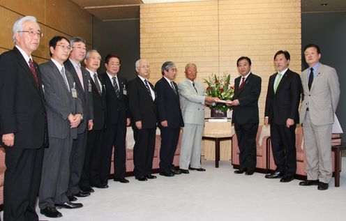 Photograph of the Prime Minister receiving requests from mayors of disaster-affected regions and recommendations concerning the revival of agriculture, forestry, and fishery 2