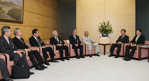 Photograph of the Prime Minister meeting with mayors of disaster-affected regions