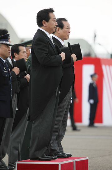 Photograph of the Prime Minister receiving the salute of a special guard of honor at the air review for the anniversary of the establishment of the Self-Defense Forces