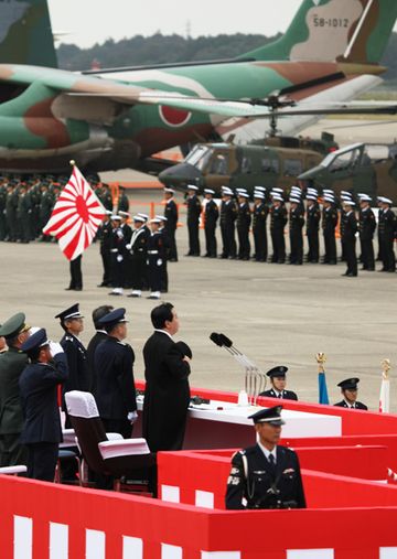 Photograph of the Prime Minister observing the units at the air review for the anniversary of the establishment of the Self-Defense Forces
