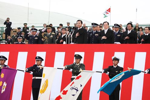 Photograph of the Prime Minister receiving a salute of honor at the air review for the anniversary of the establishment of the Self-Defense Forces