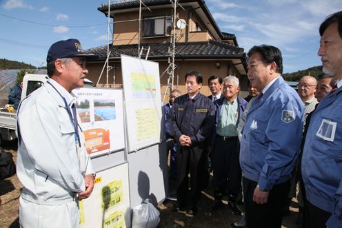 Photograph of the Prime Minister observing decontamination activities for a residential house 2