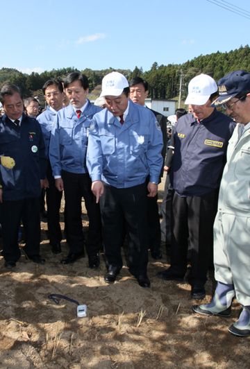 Photograph of the Prime Minister observing decontamination activities for a residential house 3