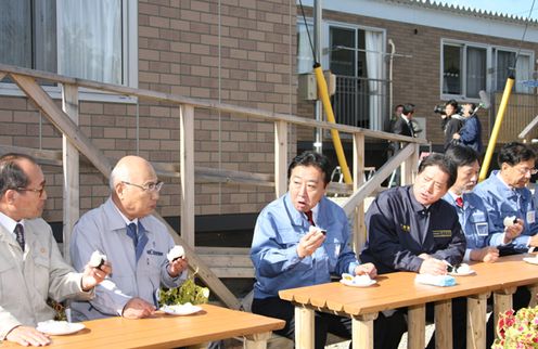 Photograph of the Prime Minister eating a rice ball made from new rice produced in Fukushima Prefecture