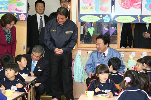 Photograph of the Prime Minister visiting a kindergarten classroom