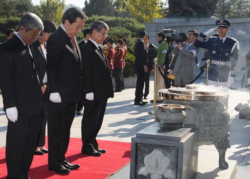 Photograph of the Prime Minister visiting the Seoul National Cemetery