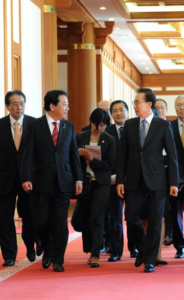 Photograph of the leaders heading to the summit meeting venue