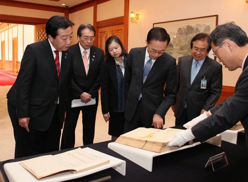 Photograph of the leaders viewing the archives