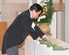 Photograph of the Prime Minister offering a flower at the Memorial Service for Police Officers and Contributors Who Lost Their Lives on Duty or in an Attempt to Assist the Police or Save Peoples' Lives (photograph courtesy of the Sankei Shimbun)