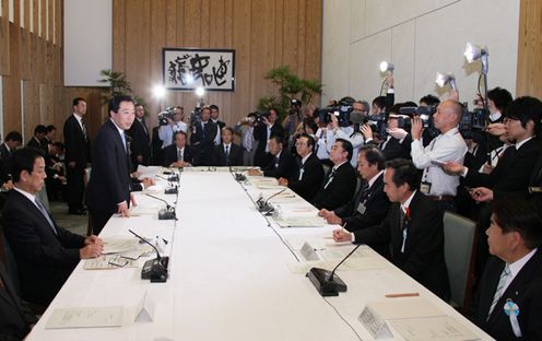 Photograph of the Prime Minister delivering an address at the Forum for Consultations between the National and Regional Governments