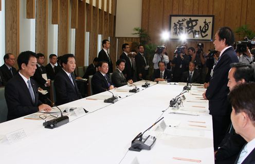 Photograph of the Prime Minister listening to an address delivered by Vice President of the National Governors' Association Kiyoshi Ueda at the Forum for Consultations between the National and Regional Governments