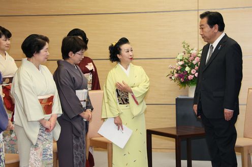 Photograph of the Prime Minister meeting with proprietresses of Japanese inns in six prefectures in Tohoku 1