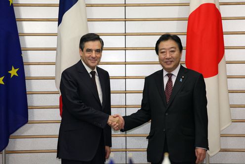 Photograph of Prime Minister Noda shaking hands with Prime Minister of the French Republic Francois Fillon