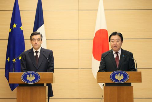 Photograph of Prime Minister Noda holding a joint press announcement