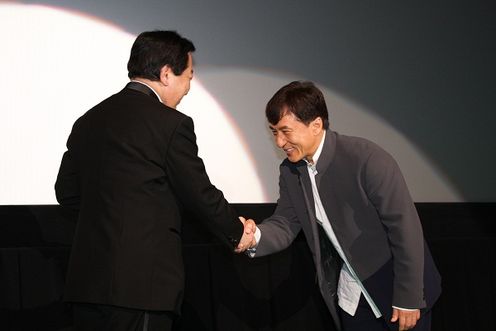 Photograph of the Prime Minister shaking hands with Jackie Chan at the opening ceremony of the Tokyo International Film Festival (TIFF) (©2011 TIFF)