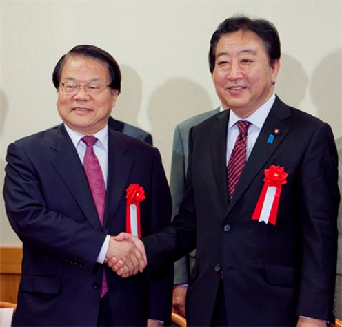 Photograph of Prime Minister Noda shaking hands with Minister of Culture of the People's Republic of China Cai Wu (photograph courtesy of the Ministry of Foreign Affairs)