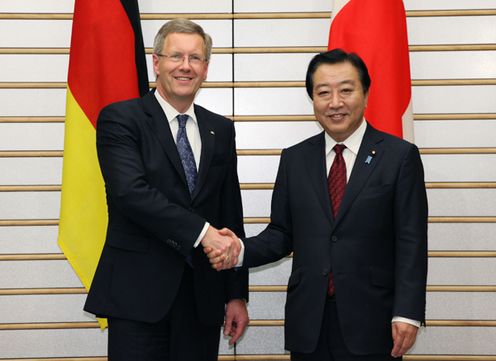 Photograph of Prime Minister Noda shaking hands with President of the Federal Republic of Germany Christian Wulff
