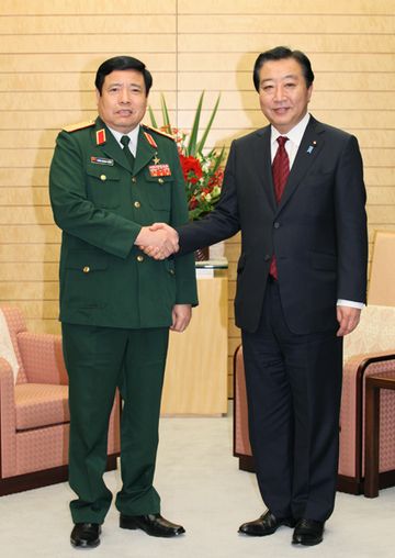 Photograph of Prime Minister Noda shaking hands with Minister of National Defense of the Socialist Republic of Viet Nam General Phung Quang Thanh 2