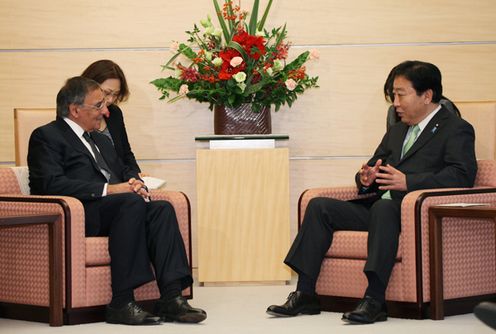 Photograph of Prime Minister Noda receiving a courtesy call from Secretary of Defense of the United States of America Leon E. Panetta
