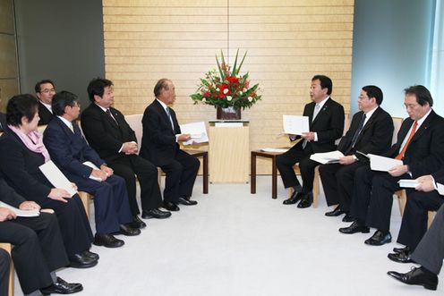 Photograph of the Prime Minister hearing a request from the Council for Promotion of Dezoning and Reutilization of Military Land in Okinawa