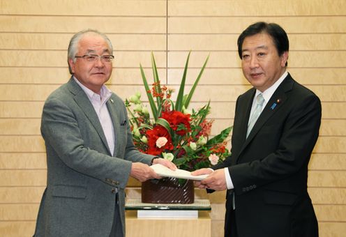 Photograph of the Prime Minister receiving a letter of request for the G20 and APEC Summits from President of RENGO Nobuaki Koga