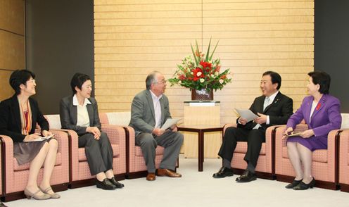 Photograph of the Prime Minister having talks with President of RENGO Nobuaki Koga and others