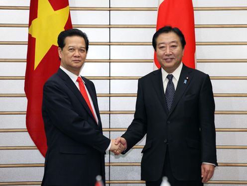 Photograph of Prime Minister Noda shaking hands with Prime Minister Nguyen Tan Dung of the Socialist Republic of Viet Nam