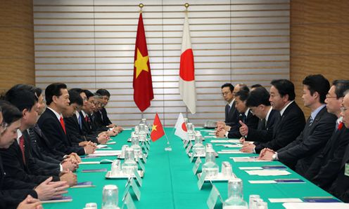 Photograph of the leaders at the Japan-Viet Nam Summit Meeting