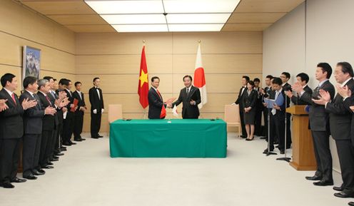 Photograph of the leaders shaking hands after the signing ceremony for the Japan-Viet Nam Joint Statement and other documents