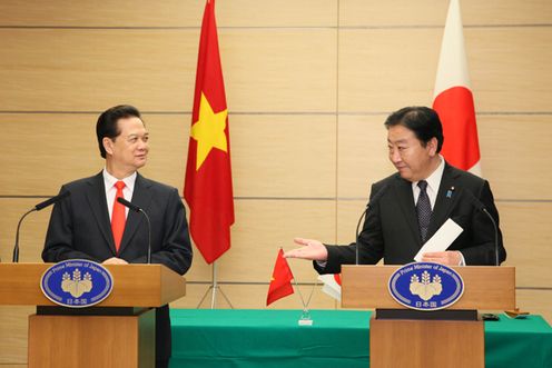 Photograph of the leaders attending a joint press conference