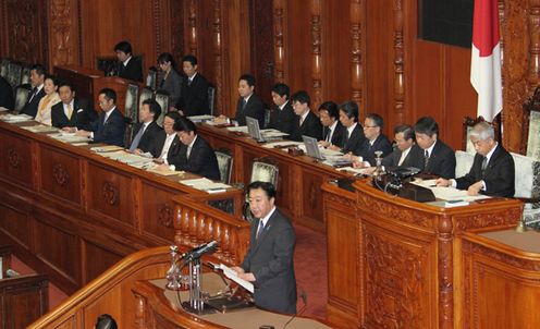 Photograph of the Prime Minister answering questions at the plenary session of the House of Councillors 1