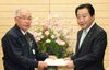 Photograph of the Prime Minister receiving a letter of request from Chairman of the Tomioka Town Assembly Toshie Igari