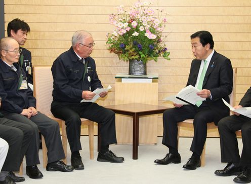 Photograph of the Prime Minister hearing a request from the Tomioka Town Assembly