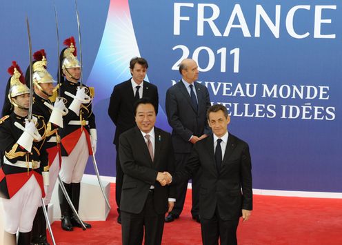 Photograph of Prime Minister Noda being welcomed by President Nicolas Sarkozy of the French Republic, which is chairing the G20 Summit