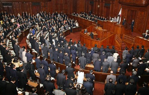 Photograph of the voting for the draft third supplementary budget for FY2011 at the plenary session of the House of Representatives