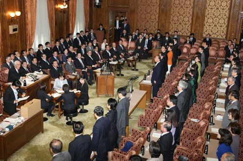 Photograph of the voting for the draft third supplementary budget for FY2011 at the meeting of the Budget Committee of the House of Councillors