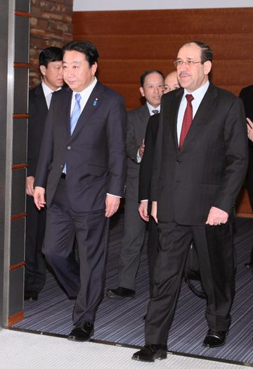 Photograph of Prime Minister Noda heading to the meeting with Prime Minister of the Republic of Iraq Nouri al-Maliki