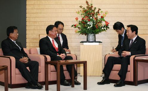 Photograph of Prime Minister Noda receiving a courtesy call from Deputy Prime Minister and Minister of Commerce of Thailand Kittirat Na Ranong 2