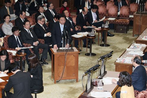 Photograph of the Prime Minister answering questions at the meeting of the Audit Committee of the House of Councillors 1