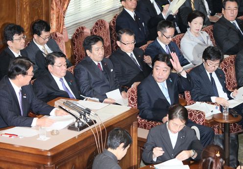 Photograph of the Prime Minister raising his hand to answer questions at the meeting of the Audit Committee of the House of Councillors