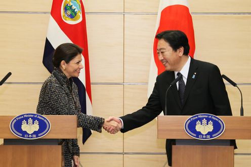 Photograph of the leaders shaking hands after the joint press announcement